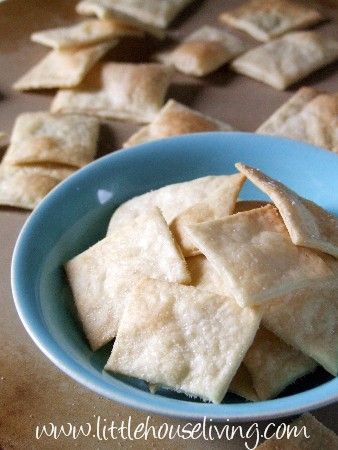 Homemade Saltine Crackers. I can't believe how easy these are! Homemade Saltines, Homemade Saltine Crackers, Easy Homemade Crackers, Rotation Diet, Homemade Crackers Recipe, Snack Crackers, Baking Breads, Diy Mixes, Homemade Crackers