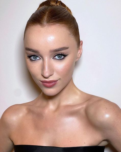 Charlotte Tilbury, MBE’s Instagram profile post: “🌟PHOEBE DYNEVOR'S AWARD-WINNING LOOK🌟 Darlings, I love this mesmerising, elongated cat eye that my gorgeous niece @sofiaschwarzkopftilbury…” Phoebe Dynevor, Batons Matte, Swag Makeup, Editorial Hair, Pretty Skin, Photo Makeup, Kiss Makeup, Glam Makeup, Makeup Revolution