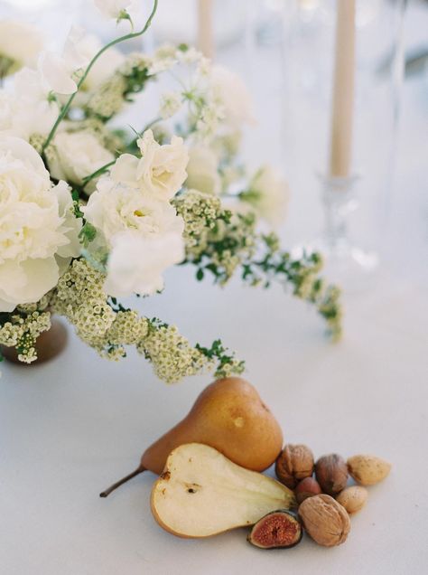 Fall Fruit Wedding Decor, Pear Wedding Decor, Pear Centerpieces, Modern Fall Wedding, Spring Dinner Party, Marriage Conference, Wedding Table Design, Fruit Table, Wedding Party Photography