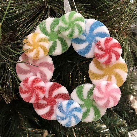 Gumdrop Candy, Candy Wreath Christmas, Pastel Christmas Decor, Candyland Theme, Diy Christmas Candy, Candy Christmas Tree, Candy Wreath, Peppermint Patty, Gingerbread Christmas Decor