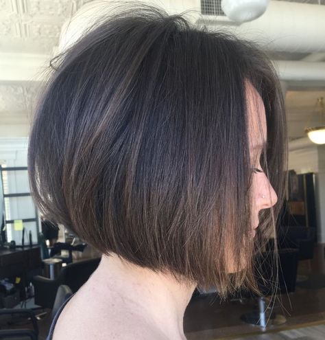 Chin Length Brunette A-Line Bob Bob Inversat, Messy Blonde Bob, Graduated Bob Hairstyles, Kids Bob Haircut, Brunette Hair Cuts, Undercut Haircut, Kort Bob, Angled Bob Haircuts, Long Bobs