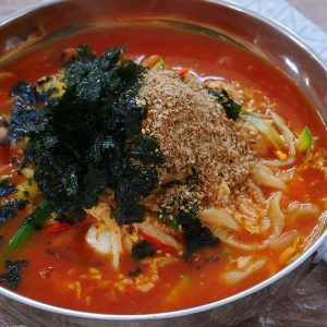 Kalguksu Recipe, Korean Food Ideas, Spicy Noodle Soup, Fresh Kimchi, Tteokbokki Recipe, Korean Chili, Seonkyoung Longest, Spicy Noodle, Korean Recipe