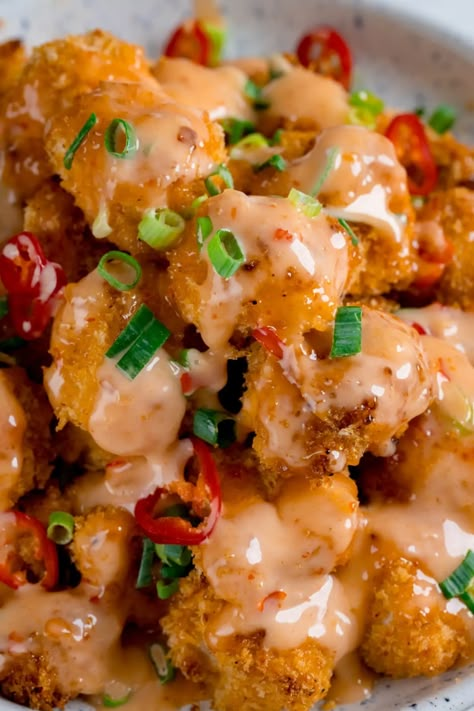 Crispy baked chicken pieces smothered in a spicy, creamy bang bang sauce. A delicious lunch or appetizer! Easy Chinese Chicken Recipes, Baked Chicken Pieces, Bang Bang Chicken Recipe, Easy Chinese Chicken, Chicken Thai, Air Fryer Easy, Chicken Recipe Air Fryer, Bang Bang Sauce, Kitchen Sanctuary