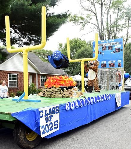 School Floats Parade Ideas, Hoco Floats Ideas, Homecoming Parade Float Ideas Theme Football, Home Coming Float Ideas, Freshman Homecoming Float Ideas, Football Float Ideas, Football Floats Parade Ideas Easy, Football Homecoming Parade Float Ideas, Basketball Parade Float Ideas