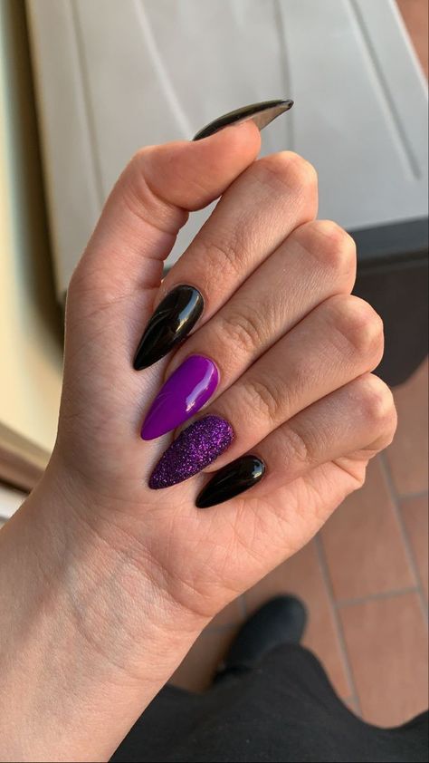 October Nails Purple And Black, Purple And Black Gel Nails Ideas, Purple Black Glitter Nails, Black Nails Purple Glitter, Black Glitter Nails Halloween, Nail Black And Purple, Purple Black Nails Acrylic, Halloween Nails With Purple, Purple Glitter Halloween Nails