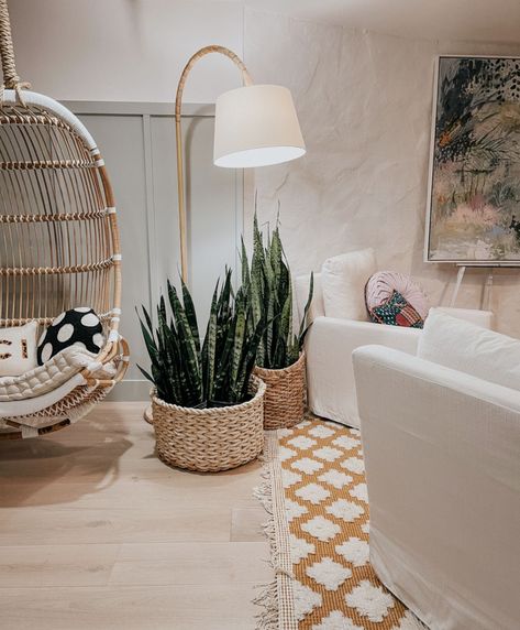 I love how much plants add to decor. I actually don’t have any faux plants in our home, no judgement if you do! That being said, it can be hard to put plants in every room, especially those rooms with no windows or poor lighting. Plants won’t grow and slowly die if they don’t get light. Don’t let that stop you, I have a solution! Uplight Indoor Plant, Grow Light Floor Lamp, Indoor Plant Lighting Ideas Living Room, Grow Light Lamp Ideas, Plant Floor Lamp, Plant Room With Grow Lights, Plant Corner Living Room With Grow Light, Plant Room In House, Floor Lamp Grow Light