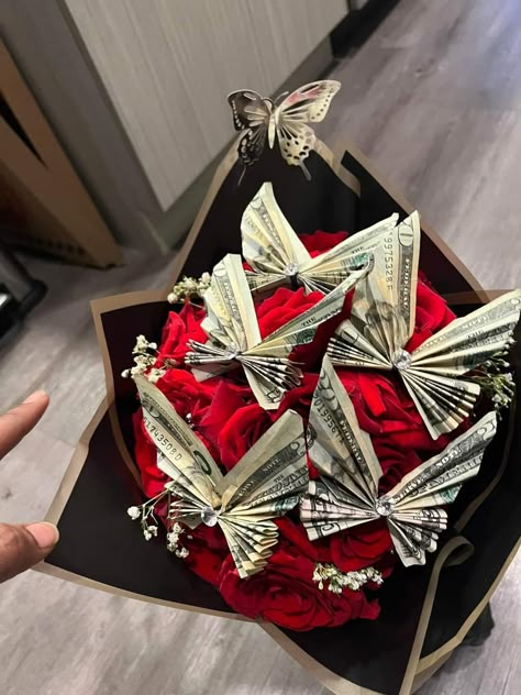 Money Butterflies, Money Lei Diy, Cute Money, Satin Flowers Diy, Birthday Party Decorations For Adults, Lola Monroe, Money Rose, Diy Graduation Gifts, Money Flowers