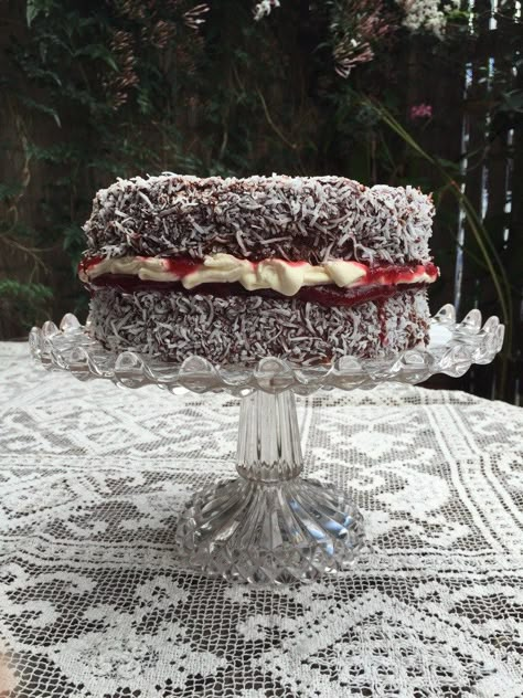 Leamington Cake, Raspberry Lamingtons, Chocolate Lamingtons, Aussie Desserts, Lamington Cake Recipe, Lamington Recipe, Lamington Cake, Lamingtons Recipe, Chocolate Jam