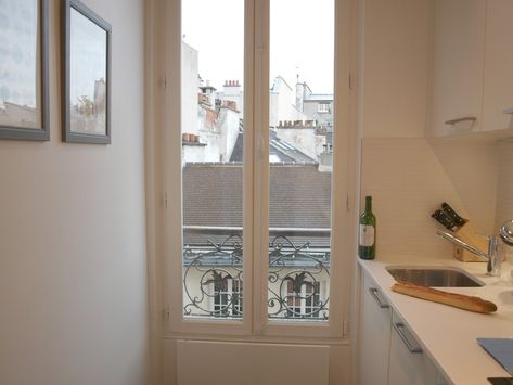 French Apartment Aesthetic, Paris Apartment Aesthetic, Small Paris Apartment, Paris Apartment Interiors, Parisian Apartment Decor, Apartment Paris, Paris Kitchen, Paris Interiors, French Apartment