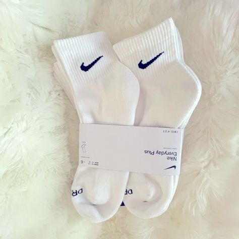 Nike Everyday Plus Pack. Ankle Socks With 6 Pairs In Each Pack Made Of Cotton, Brand New. Women’s Size: 10-13 Men’s Size: 8-12 White Nike Socks Pack, Nike Mid Socks, Nike White Socks Women, Pack Of Nike Socks, Short White Nike Socks, White Nike Dri Fit Socks, Nike Shoes Must Have, Nike Quarter Socks, Nike Women Socks