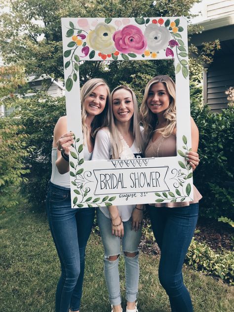 Diy Polaroid Photo Booth, Homemade Photo Booth, Crafternoon Tea, Marco Selfie, Polaroid Photo Booths, Margaritaville Party, Party Photo Frame, Polaroid Diy, Diy Graduation Gifts