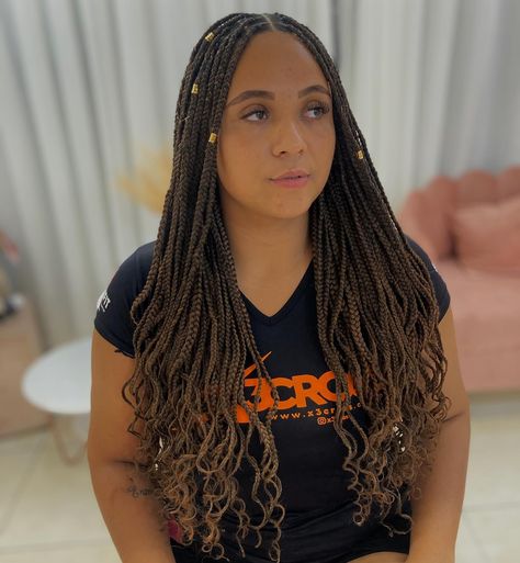 A knotless com as pontas texturizadas está entre as minha preferidas…. @_barbosamarcella obrigada pela preferência! COR: T2/30 @cherey_official . . . . #boxbraids #tranças #trançasafro #afrohair #hair #knotlessboxbraids #knotlessbraids Box Braids, Instagram A, Braids, Hair, On Instagram, Instagram, Plaits