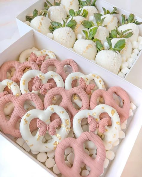 Pink And Yellow Chocolate Covered Pretzels, Cute Chocolate Covered Pretzels, Pink And White Treats, Chocolate Covers Pretzels, Pink Chocolate Covered Treats, Coquette Chocolate Covered Strawberries, Pretzels Chocolate Covered, Chocolate Covered Strawberries Bridal, Bday Dessert Ideas