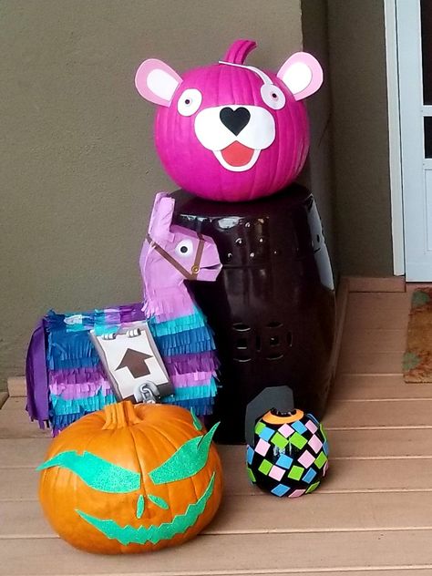 Fortnite Halloween 2018 Creepy Bear, Hollowhead and Boogie Bomb! Fortnite Painted Pumpkins, Fortnite Pumpkin Painting, Anime Pumpkins, Fortnite Pumpkin Carving, Football Pumpkins Painted, Trick Or Treat Painted Pumpkin, Fortnite Pumpkin, Zombie Painted Pumpkin, Creepy Bear