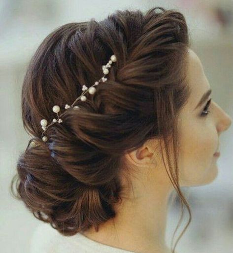 Messy Bun Hair Ideas for Any Hair Type Retro Wedding Hair, Messy Wedding Hair, Bridal Hair Buns, Indian Wedding Hairstyles, Elegant Wedding Hair, Long Hair Wedding Styles, Low Bun, Short Wedding Hair, Hair Up Styles