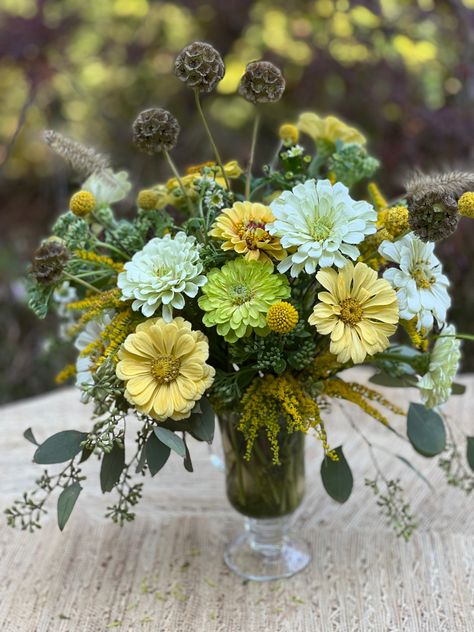 Wedding Flowers Zinnias, Zinnia Tablescape, Zinnia Arrangements Floral Design, Dahlia Arrangements Floral Design, Market Bouquets Fresh Flowers, Zinnia Flower Arrangements, Zinnia Arrangements, Zinnia Wedding Bouquet, Garden Flower Bouquet