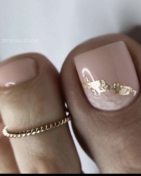 Gold Toe Nails, Wedding Toe Nails, Simple Toe Nails, Pedicure Designs Toenails, Pedicure Nail Designs, Summer Acrylic, Gel Toe Nails, Acrylic Toe Nails, Toe Nail Color