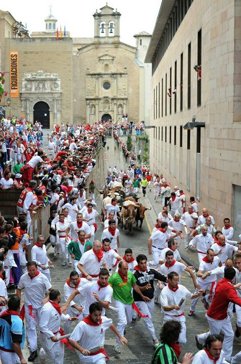 Mouth Photo, Pamplona Spain, Running Of The Bulls, Spanish Heritage, Places In Portugal, Spanish Culture, Festivals Around The World, World Party, Visit Portugal