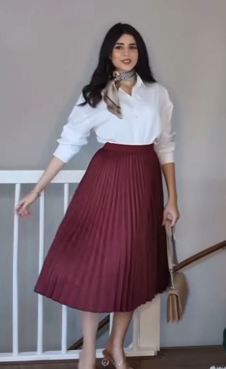 Wine Pleated Skirt Outfit, Pleated Red Skirt Outfit, Long Maroon Skirt Outfit, Dark Red Skirt Outfit, Maroon Pleated Skirt Outfit, Wine Red Skirt Outfit, Maroon Skirt Outfit, Pleated Skirt Outfit Ideas, Red Skirt Outfits