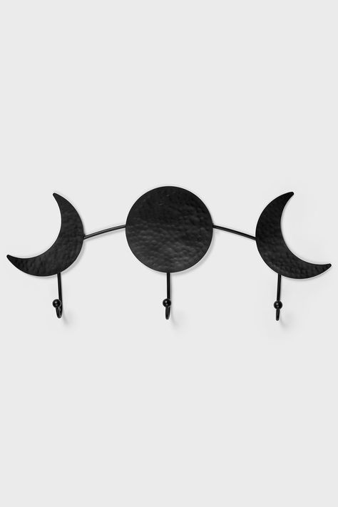 GODDESS.- Statement iron wall hook.- Rear wall hanging holes.- 3 hooks.- Width 41cm/16.1"- Length 16.5cm/6.4"- Wipe clean.With KILLSTAR branding, 100% Iron. Imported. Kawaii Goth Decor, Killstar Home Decor, Room Inspiration Bedroom Teenagers, Goth Minimalist Home, Pastel Goth Room Decor, Goth Bedroom Decor, Kawaii Forest, Witch Wall Decor, Goth Apartment