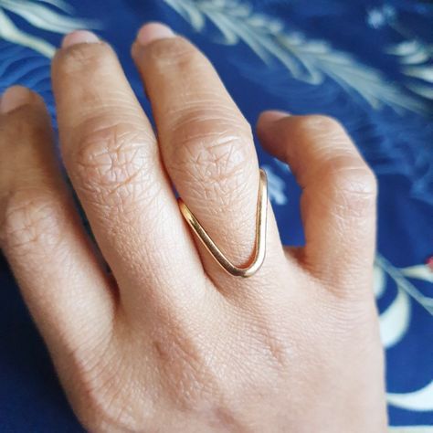 U or V shaped wedding ring worn on right hand's ring finger  by mangalorean married women Simple Vanki Ring Design, V Shape Finger Ring, V Gold Ring, V Shaped Rings For Women, V Rings Gold, V Ring Design, Vanki Rings Gold Indian, V Shape Ring Gold, Vangi Ring