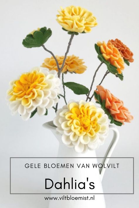 Alle bloemen hebben een speciale symboliek, ook de Vilten bloemen natuurlijk. Gele bloemen staat voor energie, activiteit, groei, kracht, liefdevol, koesterend, stralend, optimisme, vreugde, vrolijkheid, warmte, zon en lente of nieuw begin. Hygge Hobbies, Felt Ball Crafts, Felt Flowers Diy, Domestic Goddess, Spring Table, Felt Ball, Felt Diy, Flowers Diy, Felting Projects