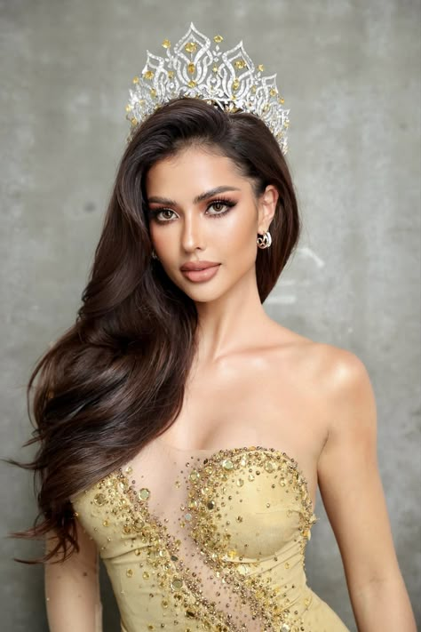 Pageant Photoshoot Ideas, Pageant Pictures, Miss Universe Thailand, Pageant Headshots, Pageant Makeup, Miss Pageant, Pageant Hair, Pageant Girls, Pageant Crowns