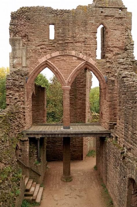 Goodrich Castle, Herefordshire England, Chateau Medieval, English Castles, Medieval Village, Abandoned Castles, Castle Ruins, Son In Law, Beautiful Castles