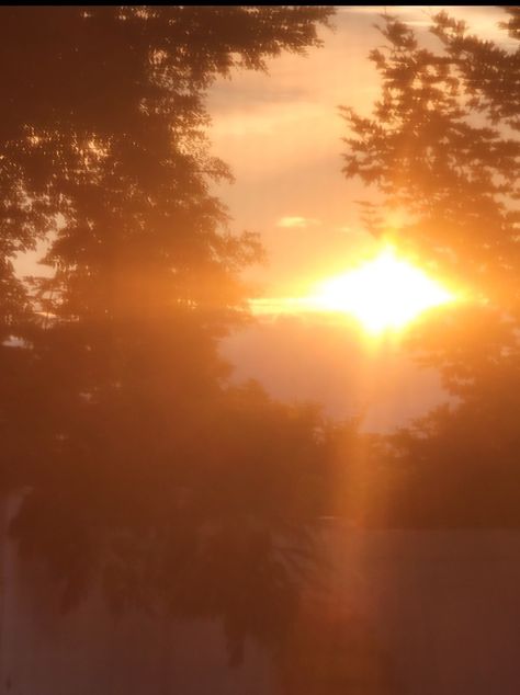 Hazy Pictures, Heatwave Aesthetic, Blurry Sunset, Blurry Sunset Aesthetic, Blurry Sunset Pics, Sunset Aesthetic Blurry, Sun Flare Photography, Sunset Golden Hour Aesthetic, Sunset Nostalgic