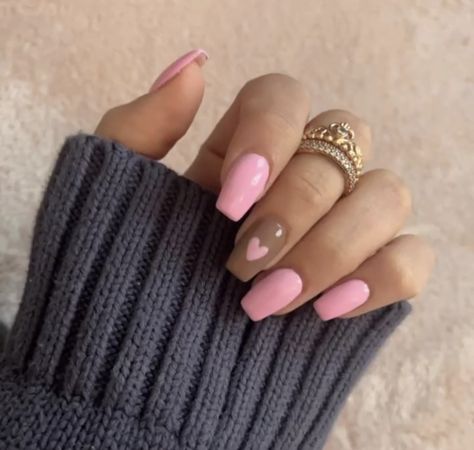 Pink Brown Fall Nails, Brown Nails With Pink Heart, Pink And Brown Valentine Nails, Pink And Brown Fall Nails, Light Pink And Brown Nails, Cute Pink Fall Nails, Pink And Tan Nails, Brown And Pink Nails Design, Pink And Beige Nails