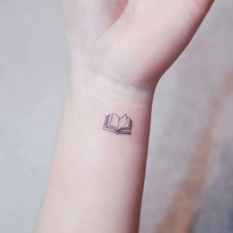 Book Tattoos, Bookish Tattoos, Tattoo Trend, Tattoos Geometric, Book Tattoo, Subtle Tattoos, Tattoo Trends, Trendy Tattoos, Little Tattoos