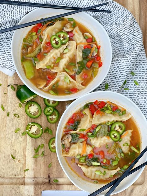 Gyoza Soup, Vegetarian Diet Recipes, Ginger Miso, Tofu Soup, Slow Cooker Stew, Spicy Soup, Dumplings For Soup, Soup Dinner, Miso Soup