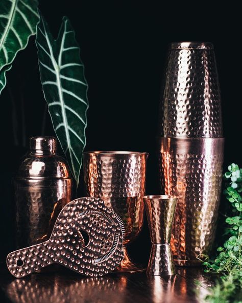 Discover our exclusive handmade copper barware tool set, an expression of Mexican tradition and artisan philosophy. Each piece is meticulously crafted by hand, highlighting its authenticity and uniqueness. Celebrate centuries of savoir-faire with tools that are not only functional but also a connection to history and culture. Elevate your cocktail experience with this set that combines unmatched beauty and authenticity. Hand Hammered Set Classic design Total weight: 1.6 kg Cocktail Strainers, Cocktail Experience, Copper Work, Mexican Traditions, Cocktail Shakers, Copper Art, Tequila Cocktails, Handmade Copper, Elegant Accessories