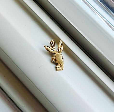 Ein Vintage 14k Gold Playboy Bunny Anhänger Alle Artikel sind x-ray und säuregeprüft, um die Echtheit des Metalls zu gewährleisten. Alle Stücke in diesem Shop sind aus massivem Gold in der aufgeführten Reinheit, sofern nicht anders angegeben. Gewicht: 1 Gramm Größe: 20 mm x 11 mm Bunny Pendant, X Ray, Labour Day, Jewelry Necklace Pendant, Solid Gold, Pendant Necklaces, Beauty Book, 14k Gold, Jewelry Necklaces