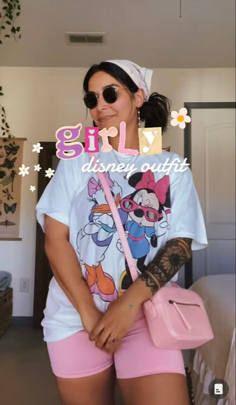 Everyday Disney Outfits, Disney Plus Outfits, Disney World Outfit Inspiration, Colorful Disney Outfits, Summer Outfits Disneyland, Disneyworld Summer Outfits Women, Seaworld Outfit Ideas Summer, Midsize Theme Park Outfits, Disney Outfits Women Midsize