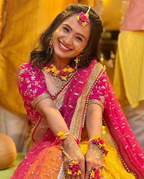 Outfit For Haldi Function For Bride, Haldi Dress For Bride Indian, Yellow Flower Jewellery, Outfit For Haldi Function, Haldi Bridal Outfit, Haldi Ceremony Outfit For Bride, Dress For Haldi Function, Yellow Haldi Outfit, Haldi Outfits For Bride