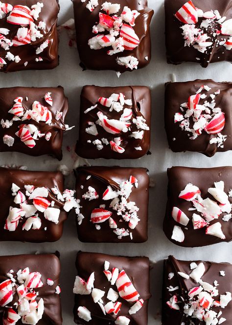 Holiday Peppermint Bark Brownie Bites via forkknifeswoon.com Peppermint Bars, Marshmallow Brownies, Easy Dessert Recipes Christmas, Crushed Peppermint, Christmas Dessert Table, Christmas Brownies, Christmas Desserts Easy, Brownie Bites, Peppermint Bark