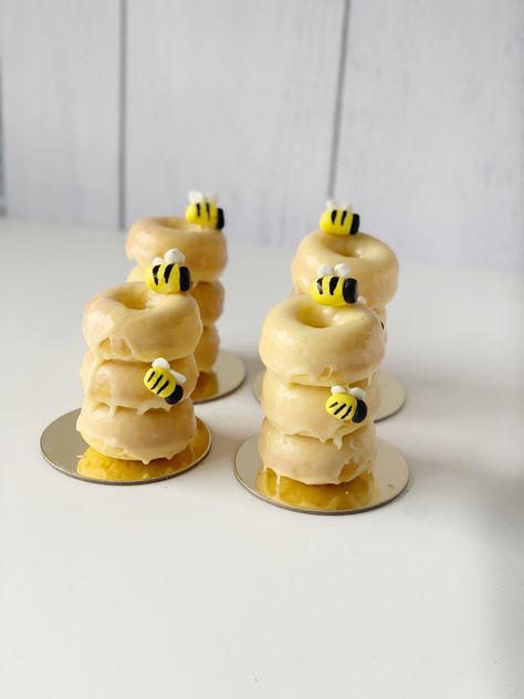 Honey Bee Cake Pops, Bee Deserts, Bee Theme Snacks, Bee Themed Desserts, Bee Day Cupcakes, Bee Desserts, Winnie The Pooh Desserts, Bee Dessert, Bee Cake Pops