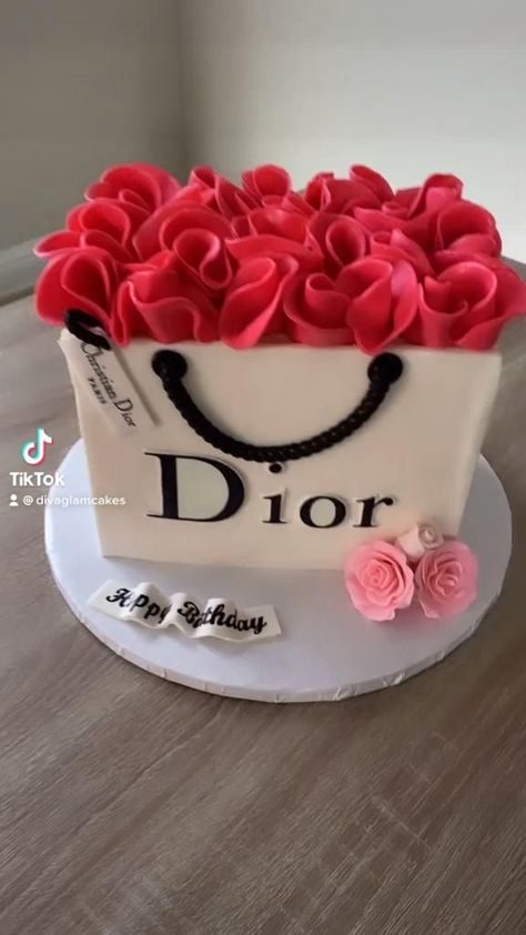 Glamorous Birthday Cake, Designer Cakes For Women, Designer Birthday Cakes, Dior Cake, Dior Shopping Bag, Dior Shopping, 25th Birthday Cakes, Fashion Cake, Fondant Cake Designs