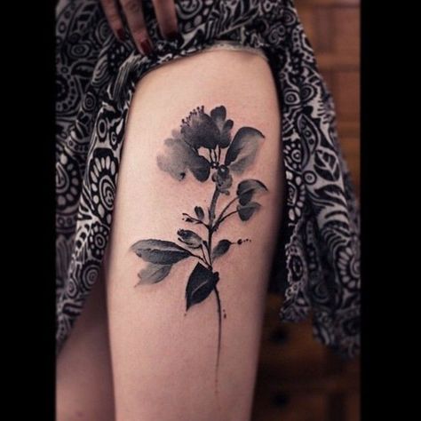 Black and white watercolor flower thigh tattoo White Flower Tattoos, Wildflowers Tattoo, Black And White Flower Tattoo, Sunflower Tattoo Shoulder, Vogel Tattoo, Flower Thigh Tattoos, Thigh Tattoo Designs, Tattoo Watercolor, Watercolor Tattoo Flower