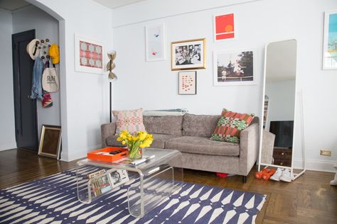 This bright and airy Manhattan studio is full of mid-century charm while at the same time feeling comfortable and modern. Knapper Mirror, One Room Living, Greenwich Village Apartment, Nyc Studio Apartments, Contemporary Typography, Faux Fireplace Diy, Studio Apartment Layout, Nyc Studio, Small Studio Apartments