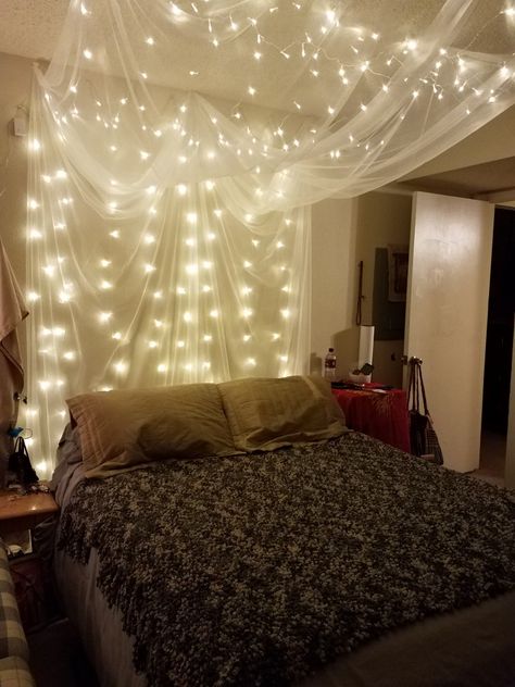 Curtain Lights Behind Bed, Lights Behind Bed, Light Curtains Bedroom, String Lights Decor, Zimmer Diy, Bed Inspo, Led Lighting Bedroom, Fairy Lights Bedroom, Lights Bedroom