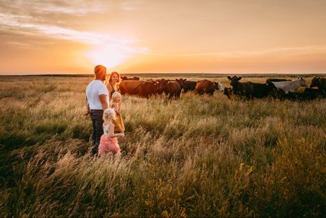 Family Pictures Green, Country Family Photography, Family Farm Photos, Country Family Photos, Christmas Outfits For Family Pictures, Mom Photoshoot, Farm Family Pictures, Extended Family Photography, Summer Family Pictures