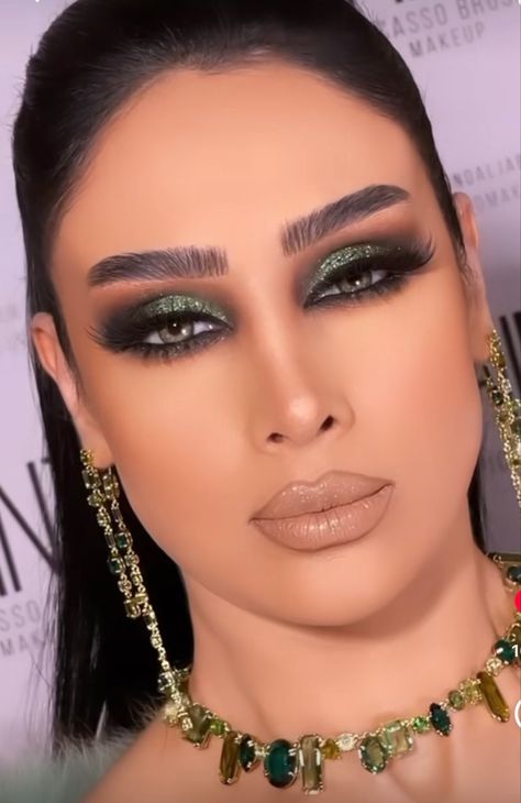 Emerald Green Wedding Makeup, Green And Gold Makeup Looks, Emerald Makeup Look, Emerald Green Prom Makeup, Emerald Green Makeup Looks, Emerald Green Makeup, Emerald Makeup, Emerald Eye Makeup, Emerald Green Evening Gown