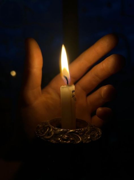 Cozy Chandelier, Chandelier Wallpaper, Candle In The Dark, Holding Candle, Candles Light, Candles Dark, Boho Outdoor, Hand Photography, Hotel Concept