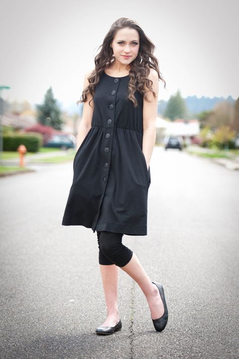 dresses with leggings and flats Tunic Dress With Leggings, Leggings Summer, Dress With Leggings, Tunics With Leggings, Modest Tops, Simple Black Dress, Lovely Clothes, Warm Blankets, Casual Street Style