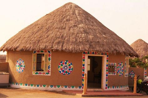 Mud House Africa, African Architecture Modern House, South African Houses, African Huts, African Hut, Round House Plans, Mud Hut, Circle House, Diy Canvas Art Easy