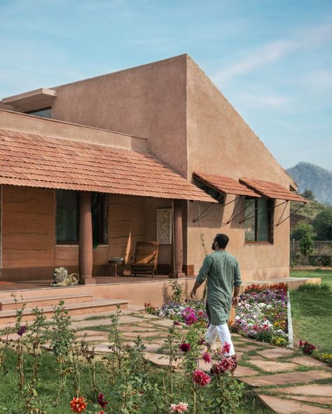 Hybrid House is located in Alwar, Rajasthan. Indian Cottage House, Rajasthan House, South African Architecture, Village Architecture, Alwar Rajasthan, Rammed Earth Homes, Window Shutter, India House, Hut House