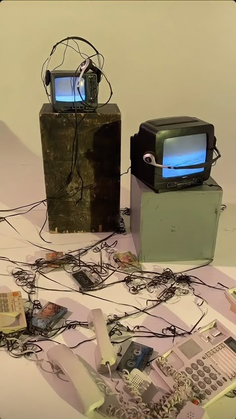 Old Tv Art Installation, Computer Angel, Y2k Tv, Cassette Art, Nam June Paik, Tv Installation, Office Themes, Fine Arts Degree, New Media Art