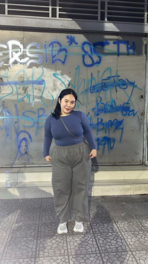 Overweighted Girl Outfit, Chubby Fashion Outfits Casual, Chubby Outfit Ideas, Ootd Plus Size, Chubby Girl Outfits, Gym Ootd, Curvy Casual Outfits, Plus Size Posing, Chubby Fashion